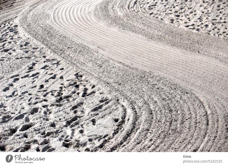 Strandharke in Feierlaune Strandreinigung Fußspuren Reifenspuren Perspektive Ostseeküste Natur Küste Vogelperspektive Sand gefegt geharkt Sandreinigung Kurve