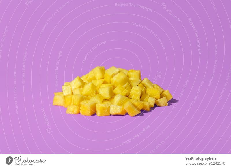 Ananasstücke auf einem lila Hintergrund. Ananassaft Konzept hell Nahaufnahme Farbe Textfreiraum Würfel Küche ausschneiden lecker Dessert Diät Lebensmittel