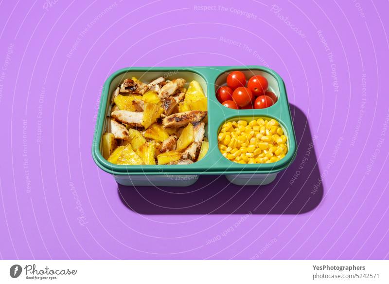 Sommersalat in einer Lunchbox isoliert auf einem lila Hintergrund. oben Kasten hell Kirsche Hähnchen Farbe Container Textfreiraum Mais Küche lecker Diät Speise