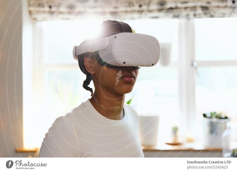 Teenager-Mädchen trägt Virtual-Reality-Headset Virtuelle Realität VR rassenübergreifend anhaben Technik & Technologie Kopf Gesicht Idee Ehrfurcht Konzentration