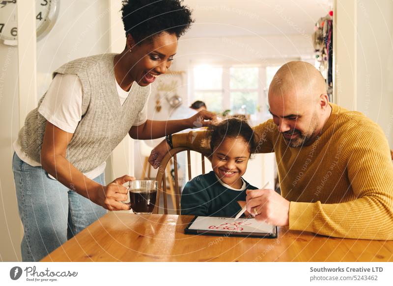 Eltern und Sohn mit Down-Syndrom zeichnen auf digitalem Tablet Familie digitales Tablett Lifestyle rassenübergreifend schwarz Frau Mann Junge Kind elementar