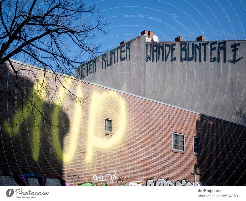 Graffiti an einer Hauswand in Neukölln Menschenleer Textfreiraum Mitte Strukturen & Formen Textfreiraum oben Muster abstrakt Kontrast Außenaufnahme