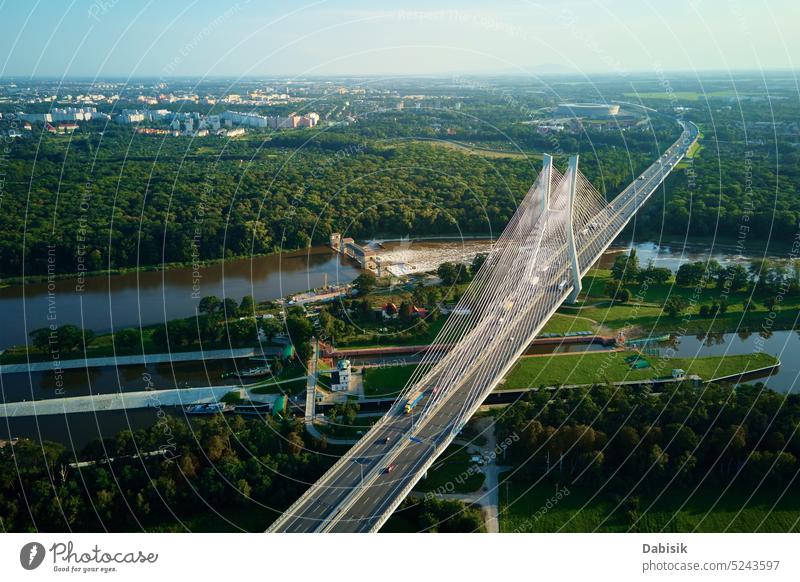 Große Schrägseilbrücke über einen Fluss mit Autoverkehr, Luftaufnahme Brücke Autobahn Verkehr Großstadt Konstruktion Transport Polen Infrastruktur PKW Odra
