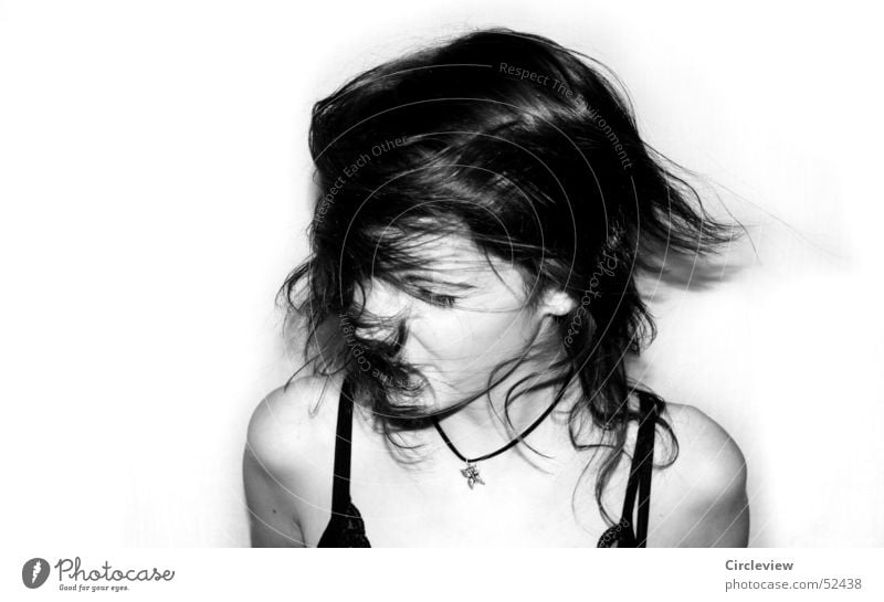 Gegenwind #1 Frau schwarz weiß Mensch schütteln Aktion Porträt Gefühle Kraft Geschwindigkeit Haare & Frisuren Gesicht Kopf Schwarzweißfoto Schatten woman hair