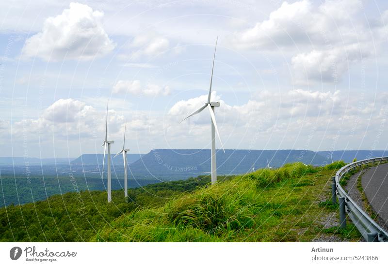 Windenergie. Windenergieerzeugung. Nachhaltige, erneuerbare Energie. Windturbinen erzeugen Strom. Windmühlenpark. Grüne Technologie. Erneuerbare Ressourcen. Nachhaltige Entwicklung. Netto-Null-Emissionen