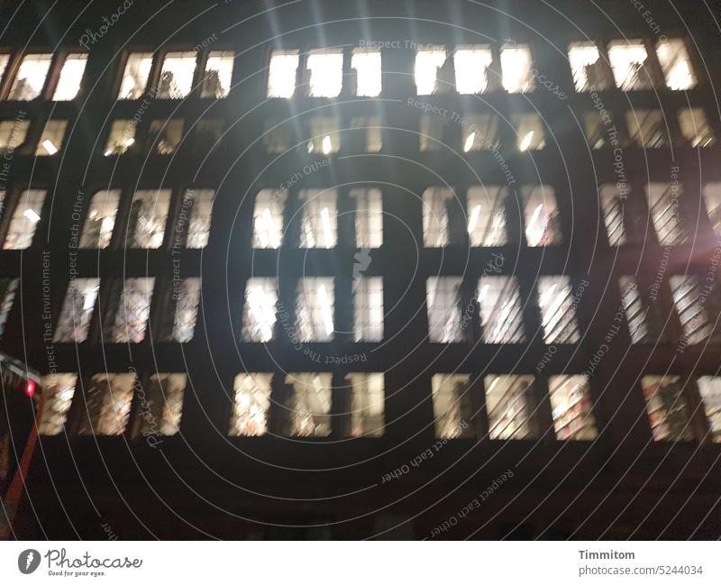 Bildstörung | ein strahlendes Übermaß an Wissen Fassade Fenster Licht Lichtschein hell und dunkel Unschärfe Bibliothek Nacht künstliches Licht Beleuchtung