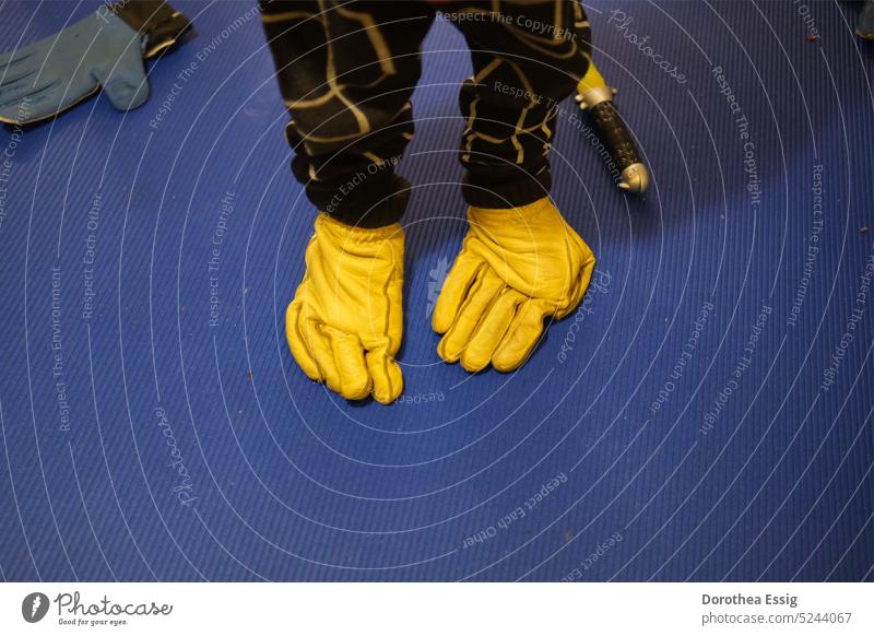 Füße in gelben Handschuhen Zehenschuh spielen Kindheit Spaß haben Fröhlichkeit violetter Hintergrund