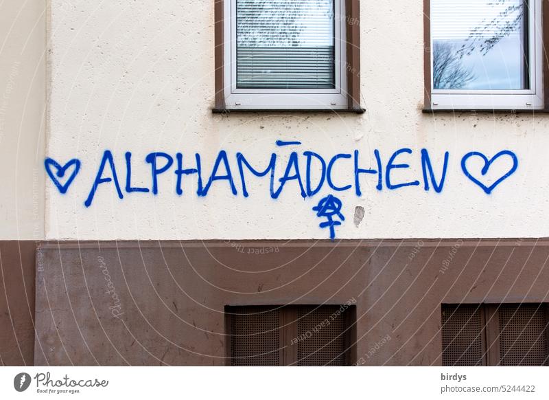 Alphamädchen. Graffiti auf Hauswand dominant dominieren dominerend Feminismus dominierende Frau Mädchen Emanzipation Gleichstellung Durchsetzung feministisch