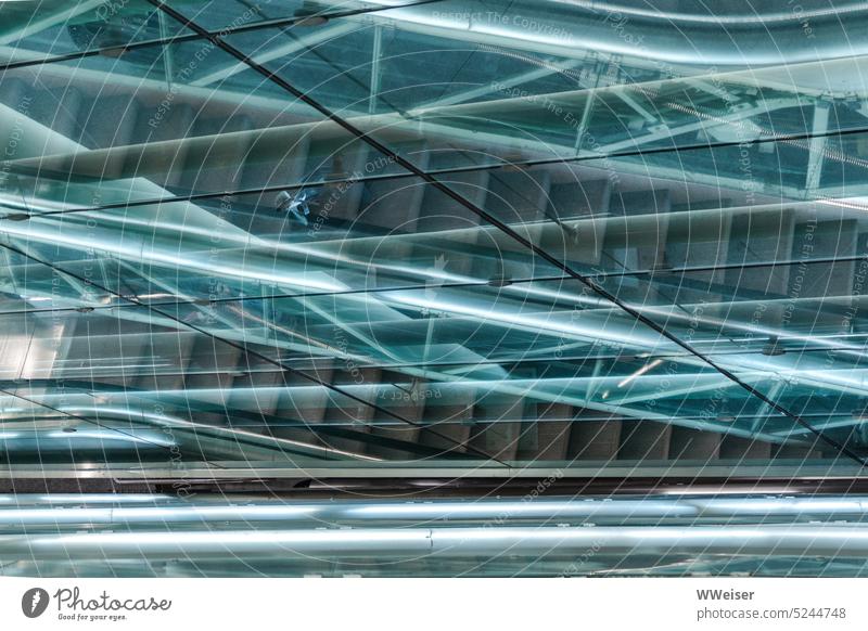 Stufen, Glas, kühle Farben und viele Diagonalen sind an diesem Ort zu finden dynamisch türkis blau Blautöne Strukturen Linien abstrakt Flughafen Rolltreppe