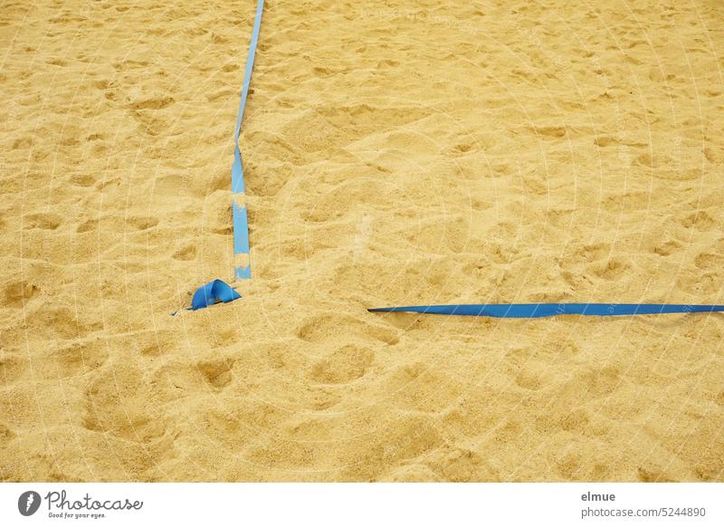 blaues Band als Abgrenzung eines Spielfeldes im Sand Beachvolleyball Beach-Volleyball Spielfeldrand Volleyballfeld Blog Strand Ferien & Urlaub & Reisen