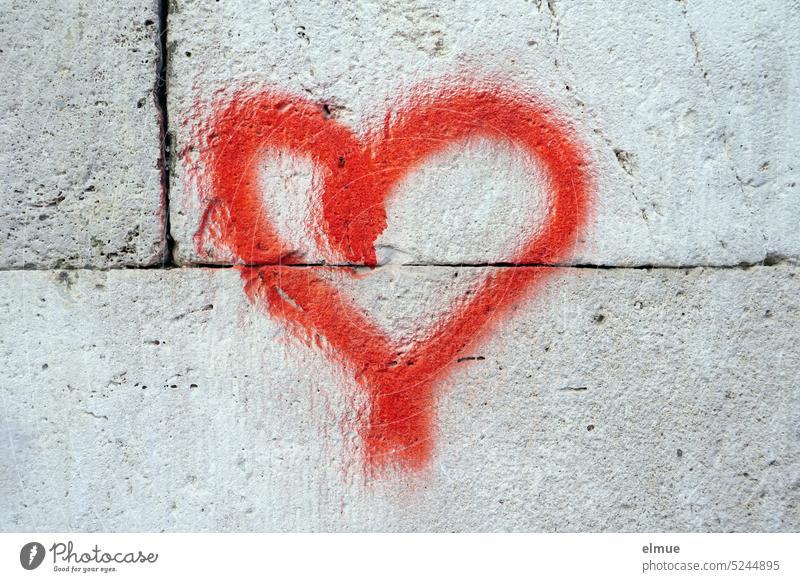 rotes Herz an einer grauen Steinwand Liebesgruß Herzsymbol Gefühle Liebesbekundung Verliebtheit Graffiti Liebesbeweis romantisch Herzform Zuneigung