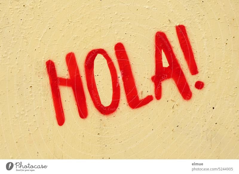 HOLA !  steht in rot an einer beigefarbenen Betonwand / Graffiti Hola Hallo Servus spanisch Begrüßung Guten Tag Holla Moin Grüß Gott Kommunizieren Blog Gruß