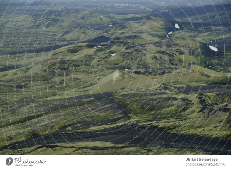 Island | Blick auf eine Vulkanlandschaft vulkanische Landschaft Vulkankette Vulkanologie Vulkaninsel Vulkangestein moosgrün ausgebrochen Ausbruch Reisen
