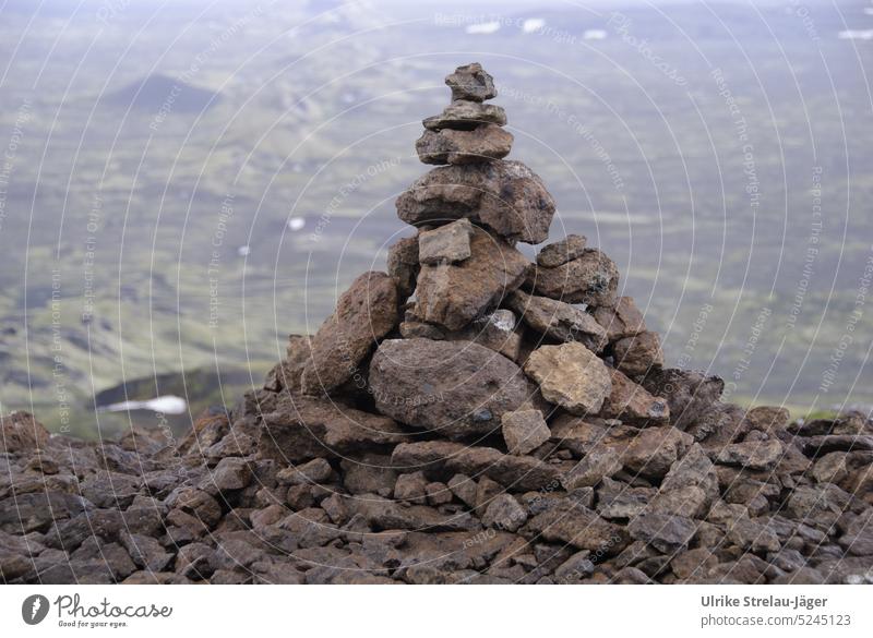 Island | Kegel aus Vulkangestein mit Kette aus Vulkanen im Hintergrund vulkanisch vulkanische Landschaft getürmt aufgetürmt Gestein Vulkankette weite Landschaft