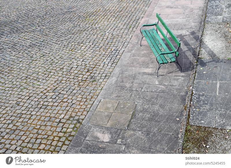 Parkbank mit Schatten auf freier Fläche  - meine # 200 ! grün Pflastersteine freiraum Platten Steine Armlehne Sonnenschein Erholung ruhig Sitzgelegenheit