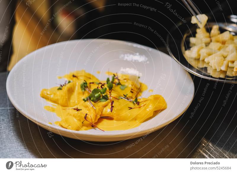 Auf diesem Foto sehen wir einen Teller mit hausgemachter italienischer Pasta mit einer köstlichen Sauce. Die Pasta ist perfekt gekocht und hat eine schöne goldene Farbe, mit einer leicht rauen Textur.