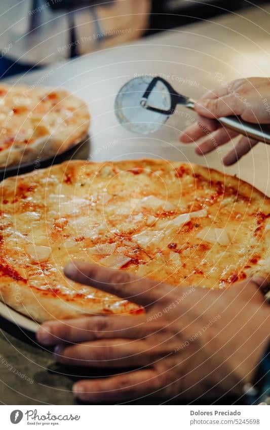 Hausgemachte Pizza nach italienischer Art. Frisch gekneteter Teig, von Hand zerdrückte Tomaten und eine perfekte Mischung aus Mozzarella und Parmesan machen diese Pizza zu einem wahren Kunstwerk
