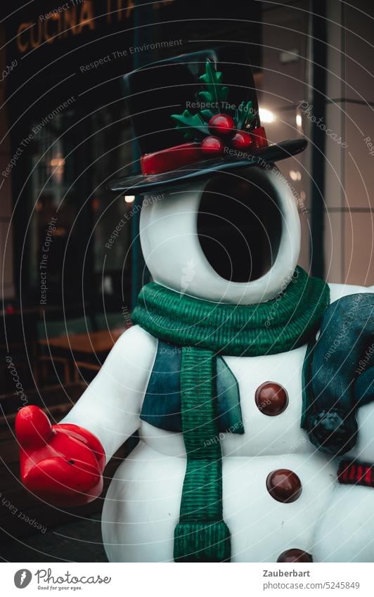 Gruseliger Schneemann mit schwarzem Loch statt Gesicht lauert auf Passanten, die ihren Kopf hineinstecken sollen, um ein Foto zu machen gruselig unheimlich