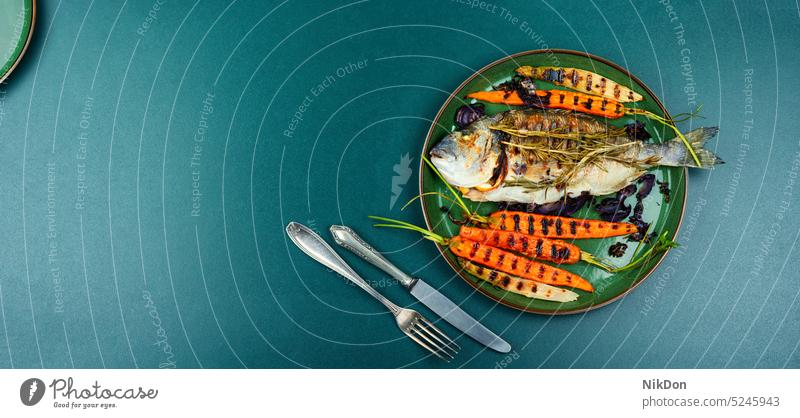 Dorado-Grill, Barbecue Meeresfrüchte grillen Fisch gegrillt mediterran Lebensmittel gebraten Goldköpfchen Grillrost Textfreiraum Platz für Text Möhre ganz