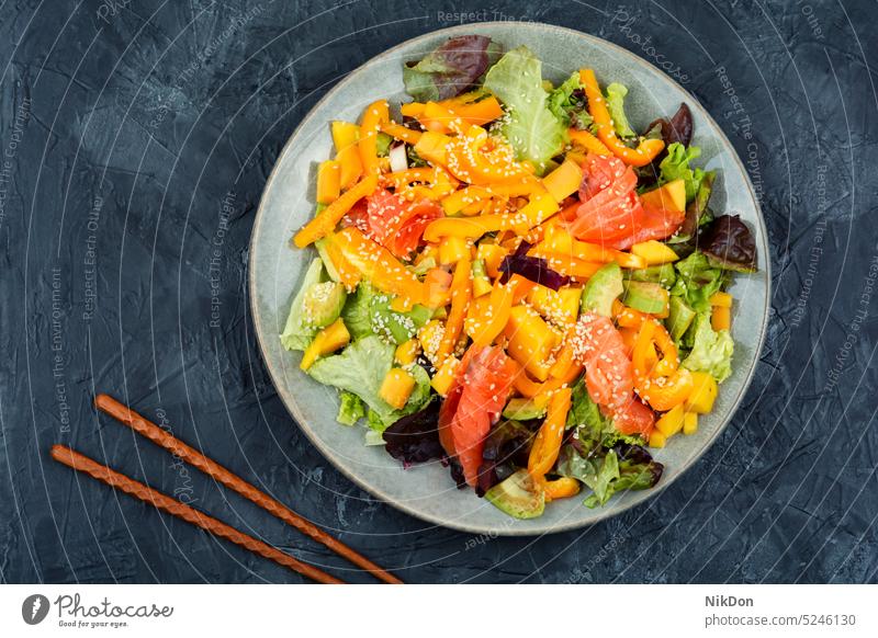 Asiatischer Salat mit Lachs. Salatbeilage Gemüse Meeresfrüchte Fisch frisch Lebensmittel Gesundheit Diät Avocado gesalzen Lachssalat Amuse-Gueule Abendessen