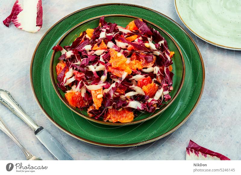 Salat mit rotem Radicchio und Orangen Salatbeilage Chicorée Veganer Pinienkerne frisch Lebensmittel Vegetarier Blatt Diät Zichoriensalat Gemüse Amuse-Gueule