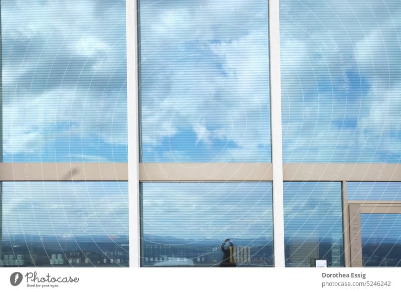 Himmelsspiegelung in einer Glasfassade Spiegelung Wolken Landschaft blau Außenaufnahme ruhig Reflexion Mensch