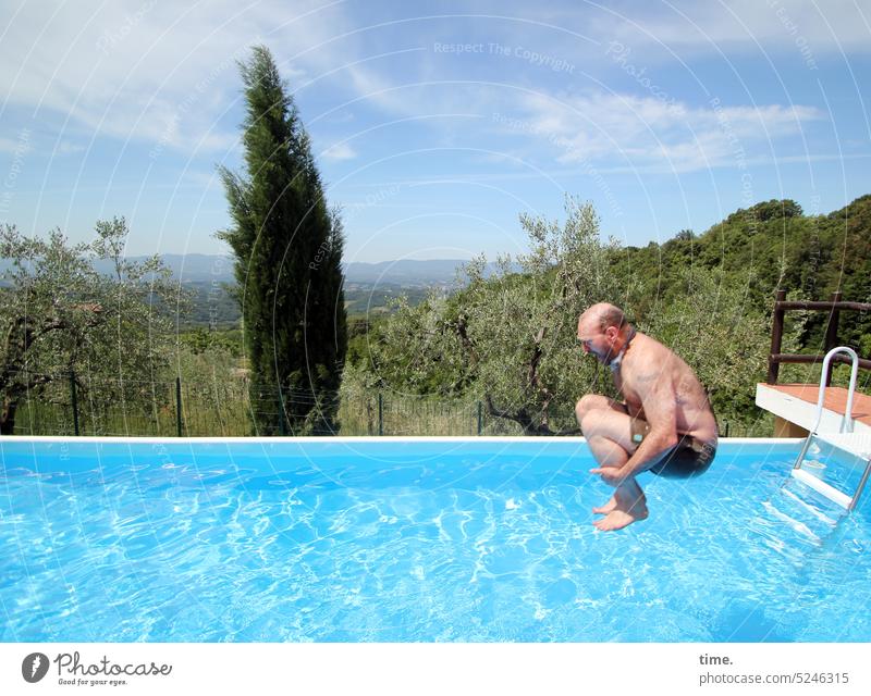 Landschaft mit Badegast Mann baden Pool Arschbombe Sommer Berge Horizont Italien Zypresse Spaß Abkühlung Wasserbecken Leiter Urlaub Reise Ferien genießen blau
