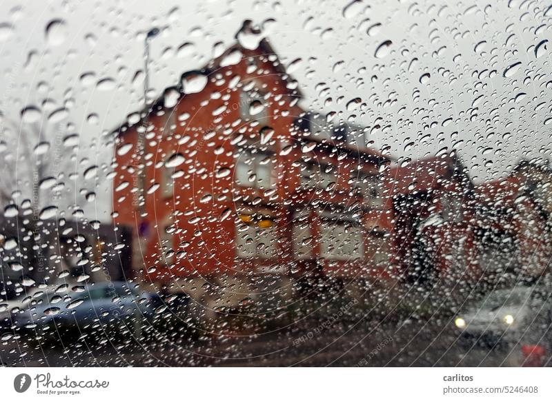In guten wie in trüben Tagen | wenn der Himmel weint Haus Regen Tropfen Fenster Wetter Wassertropfen nass schlechtes Wetter Regentropfen Regenwetter feucht