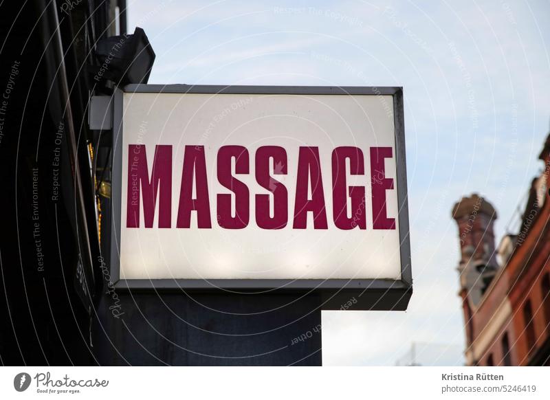 massage leuchtreklame werbung schild reklameschild werbeschild schrift typo typografie außenwerbung gesundheit wellness wohlbefinden fassade häuser gebäude