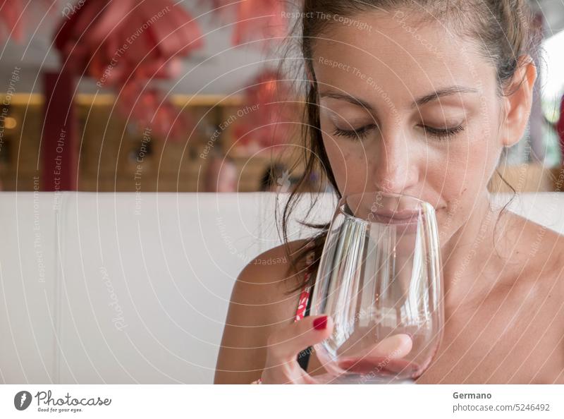 Junge Frau trinkt Wein Italien Weingut Erwachsener Alkohol Aroma attraktiv Bar schön braun Café offen Kaukasier feiern Feier Nahaufnahme Konzept Degustation