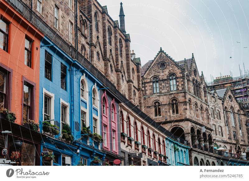 Bunte Ladenfronten in der berühmten Victoria Street in der Altstadt von Edinburgh, Schottland Architektur britannien Briten Gebäude Zentrum Großstadt Stadtbild