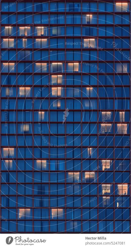 Geometrische Strukturen in der modernen und zeitgenössischen Architektur zur blauen Stunde in der Stadt Strukturen & Formen Moderne Architektur