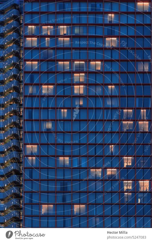 Geometrische Strukturen in der modernen und zeitgenössischen Architektur zur blauen Stunde in der Stadt Hochhaus Haus Business Glas Großstadt Fenster Büro