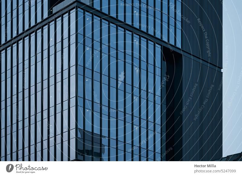 Geometrische Strukturen in der modernen und zeitgenössischen Architektur zur blauen Stunde in der Stadt Strukturen & Formen Moderne Architektur urban