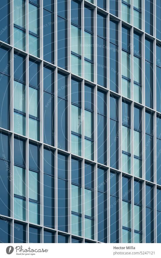 Geometrische Strukturen in der modernen und zeitgenössischen Architektur zur blauen Stunde in der Stadt Büro Außenseite Fenster Business Großstadt Stadtzentrum