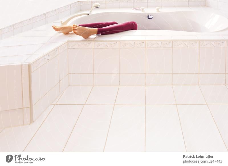 Beinfreiheit frau beine badezimmer badewanne weiblich detail detailaufnahme weiß rot körperteil baden verdeckt Schwimmen & Baden Sauberkeit Körperpflege