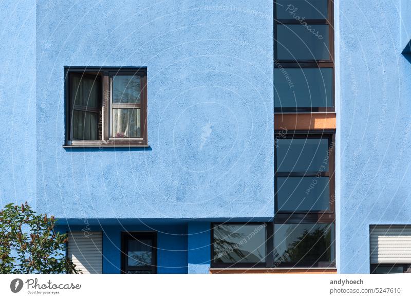 Braunes Fenster in einer blauen Fassade mit schönen geometrischen Formen Appartement Wohnhaus architektonisch Architektur Gebäude Großstadt bequem Konstruktion