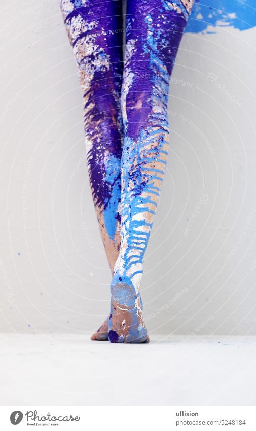Rückenansicht auf schöne Beine und Füße auf Zehenspitzen einer sexy jungen künstlerisch abstrakt gemalten Frau, Ballerina mit weiß, blau und lila und Farbe von hinten