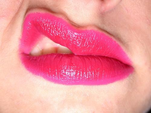 angry Frau Lippen rot Wut rosa Lippenstift Schminke Küssen Partnerschaft Ärger Makroaufnahme Nahaufnahme lips woman kiss Mund lipstick Leidenschaft Gesicht Haut