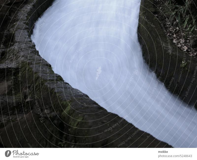 Wasserrutsche Levada Kanal Wasserlauf Kurve Wasserrinne Leitung Wasserleitung Wasserfall nass Urelemente Natur Felsen Stromschnellen fließen wild Kraft