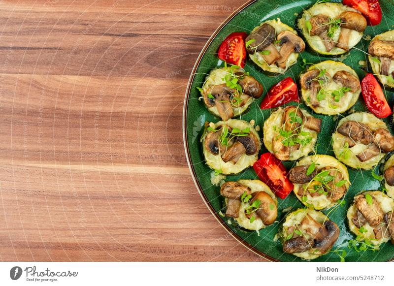 Gebackene Zucchini mit Champignons Gemüse Vegetarier gebraten Aubergine Pilze gebacken Lebensmittel Gesundheit Mahlzeit Feinschmecker grün Diät Teller gegrillt
