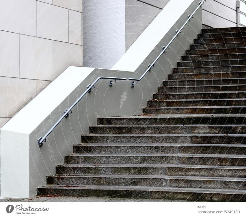 Schritt für Schritt Treppe stufen Treppenstufen Architektur Stufen Strukturen & Formen aufwärts abwärts aufsteigen Menschenleer grau Geländer Beton