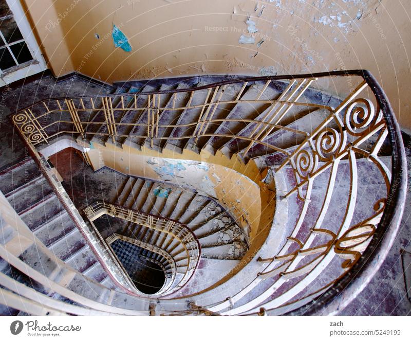 stairway to hell Gebäude Architektur alt Geländer Treppe Vergänglichkeit abwärts rustikal verfallen verfaulen Rost hoch antik leer Treppenstufen Zerstörung