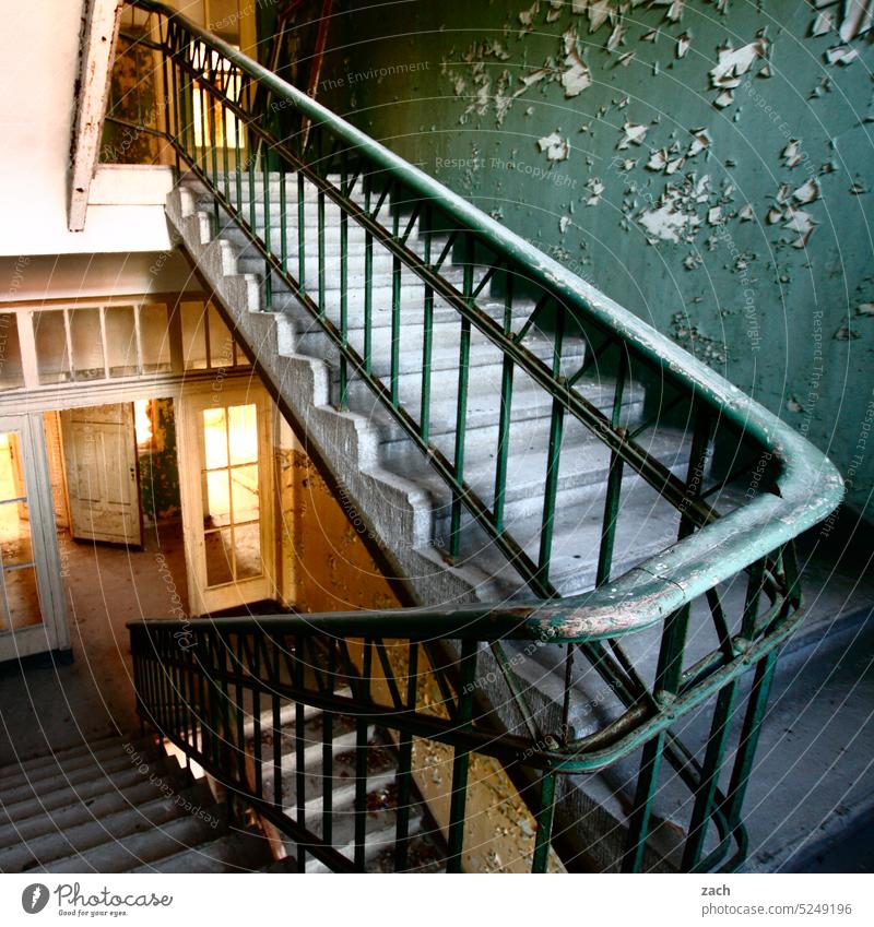 Auf und ab Gebäude Architektur alt Geländer Treppe Vergänglichkeit abwärts rustikal verfallen verfaulen Rost hoch antik leer Treppenstufen Zerstörung