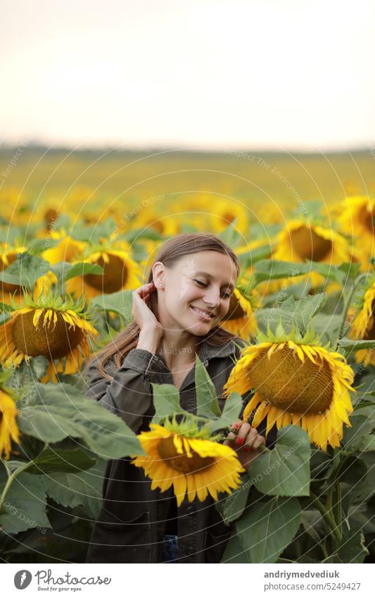 Junge schöne Frau auf blühendem Sonnenblumenfeld im Sommer, Gesundheit und Lebensstil Überstrahlung Feld jung Lifestyle Schönheit Landschaft Freiheit frisch