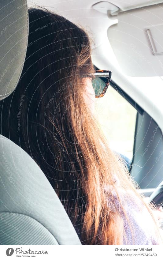 junge Autofahrerin junge Frau Auto fahren Autofahren Frau am Steuer Sonntagsausflug Urlaubsfahrt Haare Sonnenbrille Verkehrsmittel PKW Fahrzeug Straßenverkehr