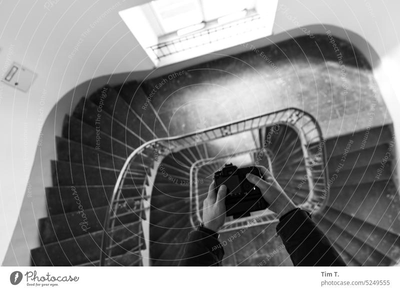jemand fotografiert ein Treppenhaus kamera s/w Berlin Fotografieren Schwarzweißfoto Stadt Tag Menschenleer Hauptstadt Stadtzentrum bnw Architektur Bauwerk