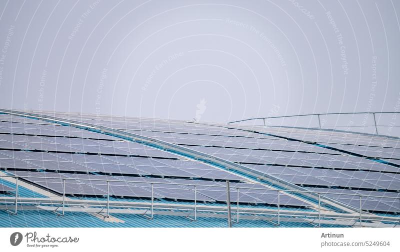 Solarenergie für Fabrik- oder Lagergebäude. Sonnenkollektoren auf dem Dach einer Industrieanlage. Gewerbliche Solaranlagen. Industrielle Fotovoltaikanlagen. Solarenergie auf dem Dach. Grüne Energie. Nachhaltige Energie.