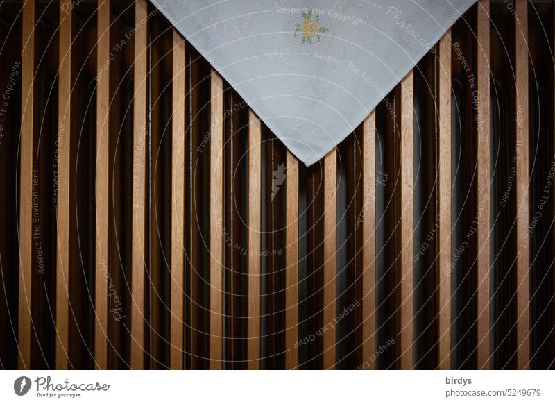 konservative Dekoration an einer Heizkörperverkleidung Decke Dreieck retro Strukturen & Formen Stil Dekoration & Verzierung Muster Holzverkleidung Linien