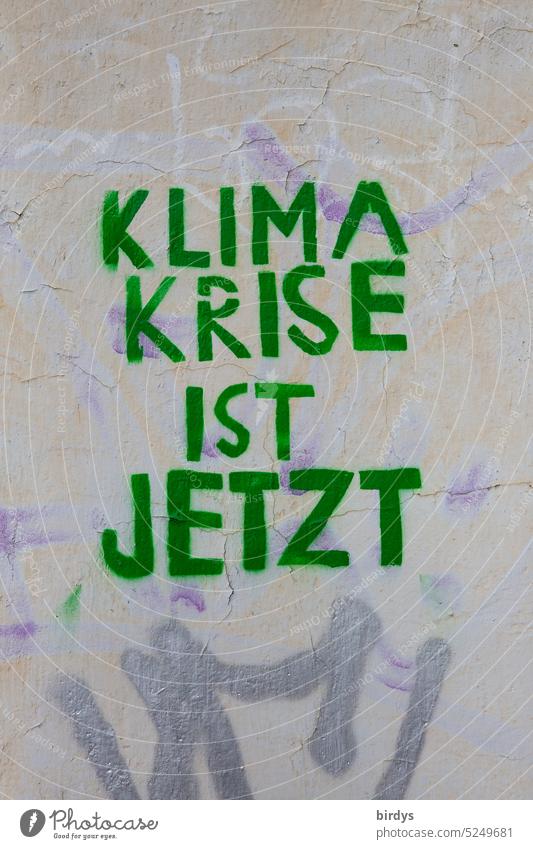 Klima Krise ist jetzt, Graffiti auf Hauswand Klimakrise Klimawandel Schrift Text co2 Erderwärmung Naturkatastrophen CO2-Ausstoß